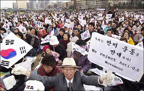 1일 오후 여의도 한강시민공원에서 10만여명이 모인 가운데 '나라와 민족을 위한 구국금식기도회'가 열렸다. 